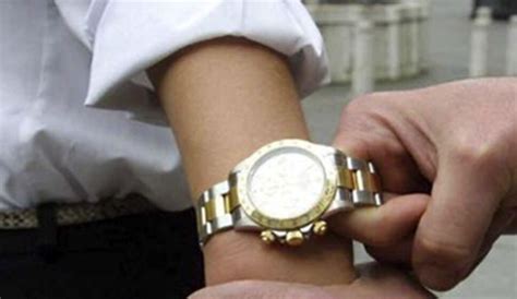 napoli ragazzo accoltellato difendeva rolex|Napoli: rapinarono Rolex a una turista straniera, preso l'ultimo .